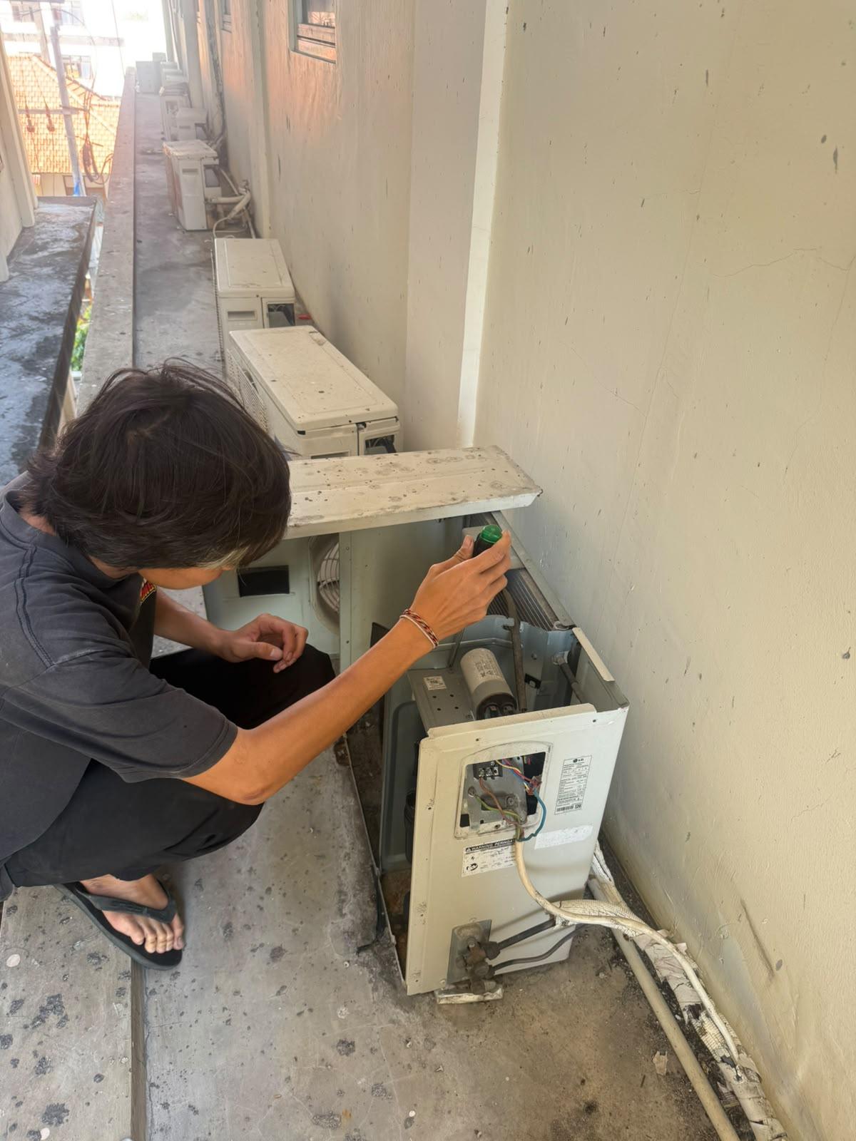 Pekerjaan maintenance AC komersial